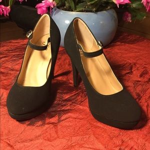 NWOT JG Black Strap Platform Pumps